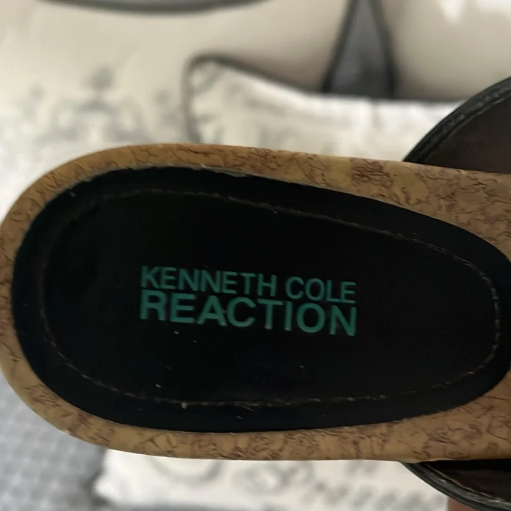 Kenneth Cole Green and Black Sandals with Elegant Detailing - Picture 2 of 7